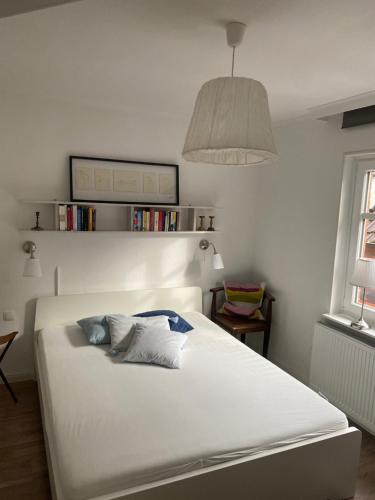 巴特塞格贝格Ferienwohnung am Kalkberg的卧室配有一张带灯的白色大床