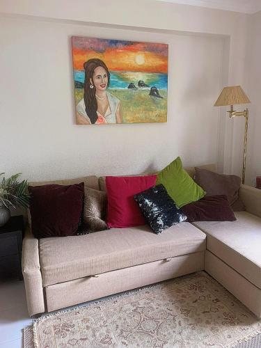 波瓦圣塔伊里亚Apartamento com boa localização e Conforto的客厅配有带色彩缤纷枕头的沙发