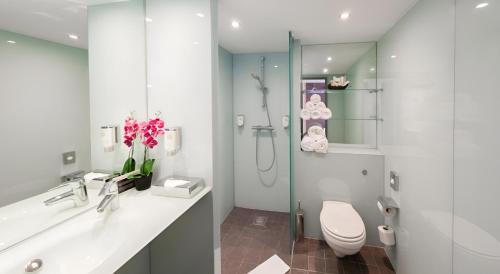 维也纳Hotel Orangerie的白色的浴室设有卫生间和淋浴。