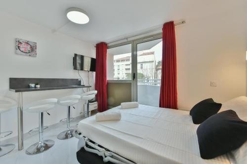 戛纳Stylish 2 rooms in the heart of Cannes的一间医院间,配有床和窗户