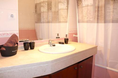 格兰杜拉3 bedrooms property with wifi at Grandola的一间带水槽和镜子的浴室