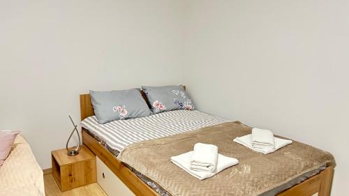 马里博尔Grajski kamen apartment的一间卧室配有带毛巾的床