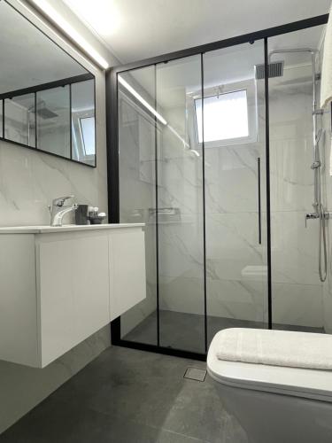 科林斯瓦西利奥斯马里诺斯旅馆的带淋浴、卫生间和盥洗盆的浴室
