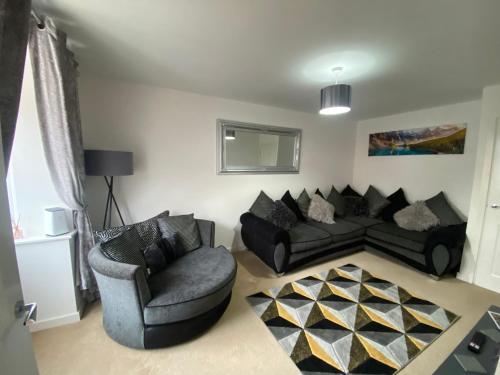 德比Kingsway House - Brand New Spacious 4 Bed Home From Home的客厅配有沙发和两把椅子