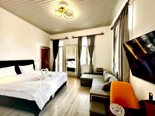 Ágios RókkosTravelers Luxury Suites, Studios & Apartments的一间卧室配有一张大床和一张沙发