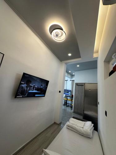 Ágios RókkosTravelers Luxury Suites, Studios & Apartments的客厅设有壁挂式平面电视。