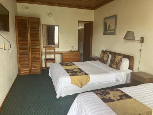 圣何塞Soluxe el sesteo的酒店客房带两张床和一间浴室
