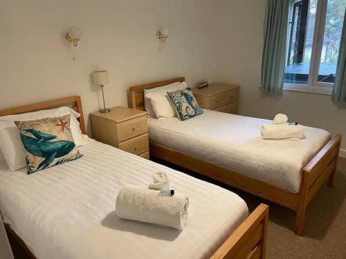 甘尼斯莱克Honicombe Valley lodge 25的一间卧室配有两张带毛巾的床