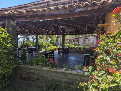 里瓦斯Hotel Playa Santa Martha的户外庭院设有桌椅和植物