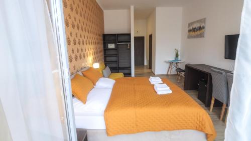 普雷绍夫Premium City Centre Bedrooms的一间卧室配有一张带橙色毯子的大床
