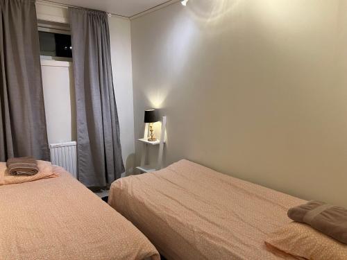VikingstadEget hus i Linköping västra的酒店客房设有两张床和窗户。