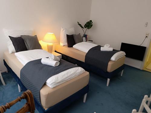 Ruhiges Zimmer in guter Lage in Aalen/Unterkochen客房内的一张或多张床位