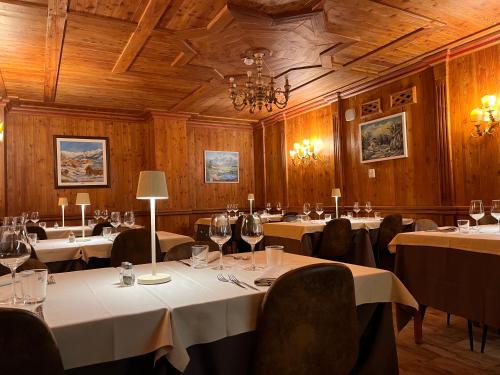 尚波吕克德香波路克酒店的一间带桌椅和吊灯的用餐室