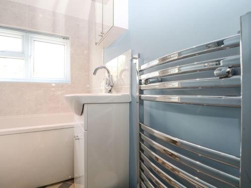 SelborneCharming Country Cottage的一间带水槽和冰箱的浴室