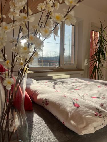 俄斯特拉发Podkrovní apartmán s balkónem的一间卧室,配有一张带花瓶的床