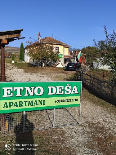 季米特洛夫格勒Etno Deša Apartmani的房屋围栏前的标志