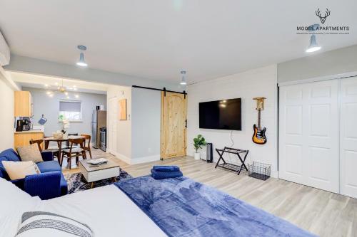 孟菲斯The Moose #9 - Brand New Luxe Modern loft with Free Parking, King Bed & Fast WiFi的一间卧室设有一张床和一间客厅。