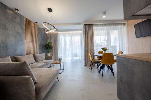 里沃Apartament z Tarasem Morska 6 Rewal 50m do morza的客厅配有沙发和桌子