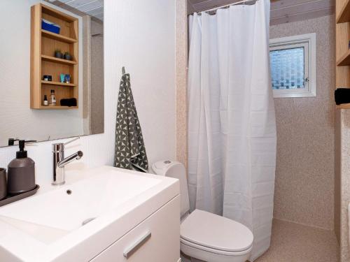 斯楚厄Holiday home Struer XXVII的浴室配有白色水槽和卫生间。