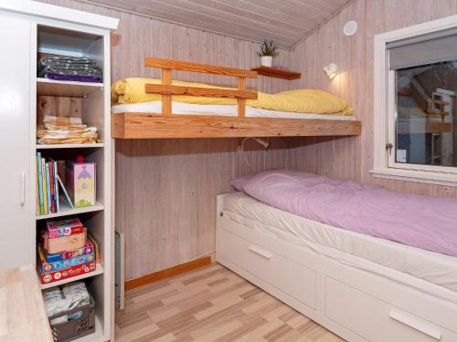 斯楚厄Holiday home Struer XXVII的一间卧室设有两张双层床和一扇窗户。
