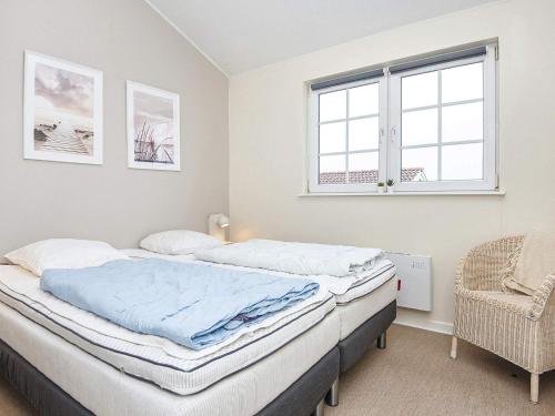 奥本罗Holiday home Aabenraa LXXVIII的一间卧室设有两张床和窗户。
