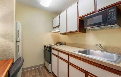 韦恩堡韦恩堡北美国长住公寓的一间带水槽和微波炉的小厨房