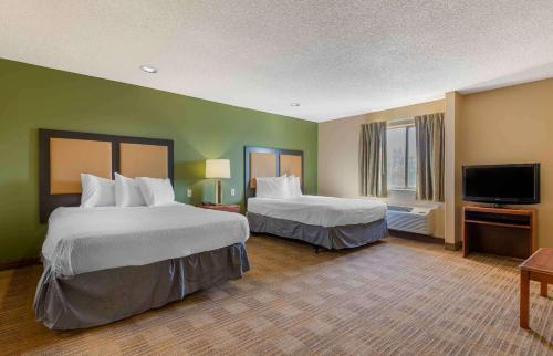 塔尔萨美国扩展酒店 - 塔尔萨 - 中城的酒店客房设有两张床和一台平面电视。