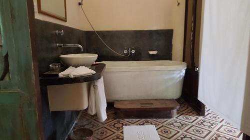 拉维拉酒店的一间浴室