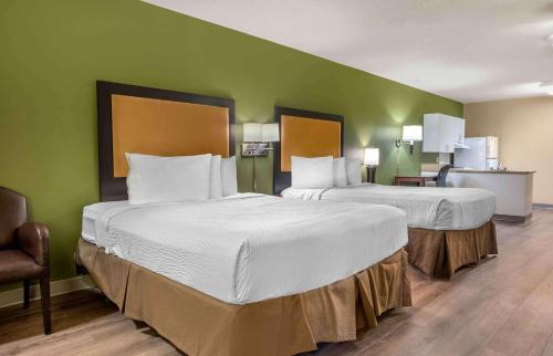 伍德伯里美洲长住酒店 - 明尼阿波利斯 - 伍德伯里的绿墙旅馆客房的两张床