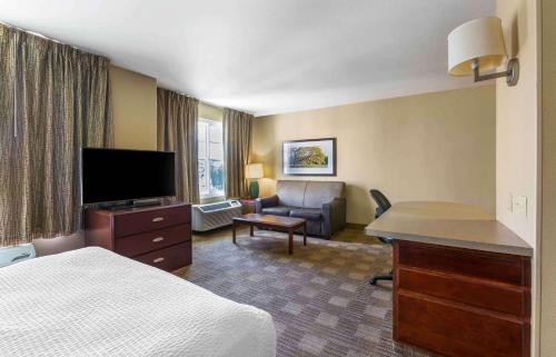 达拉姆瑞雷迈阿密大道4919长住美国酒店的酒店客房配有一张床和一张书桌及一台电视
