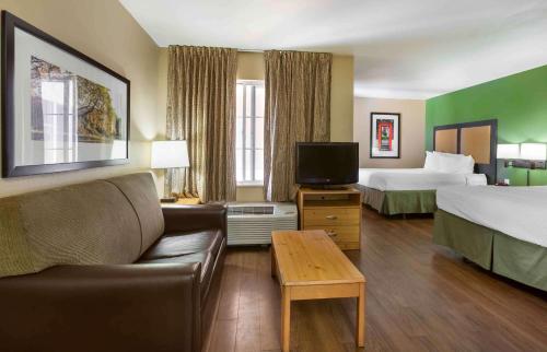 凤凰城美国长住酒店 - 凤凰城 - 比尔特莫尔的酒店客房设有两张床、一张沙发和一台电视机。