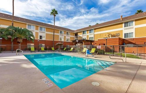 凤凰城美国长住酒店 - 凤凰城 - 比尔特莫尔的公寓大楼前的游泳池