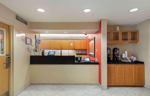 亚特兰大Extended Stay America Select Suites - Atlanta - Buckhead的厨房配有木制橱柜和台面