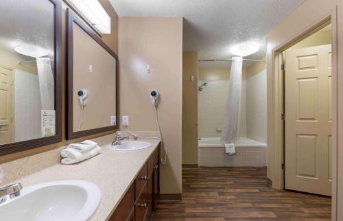 达拉姆瑞雷迈阿密大道4919长住美国酒店的一间带两个盥洗盆和大镜子的浴室