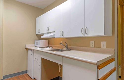 亚特兰大Extended Stay America Select Suites - Atlanta - Marietta - Wildwood的厨房配有白色橱柜和水槽