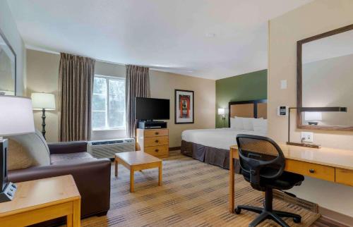 亚特兰大Extended Stay America Select Suites - Atlanta - Marietta - Wildwood的配有一张床和一张书桌的酒店客房