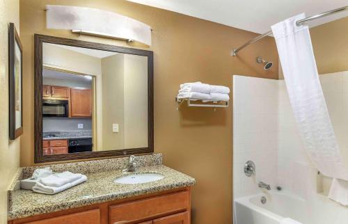 贝克斯菲尔德美国长住公寓式酒店 - 贝克斯菲尔德 - 切斯特巷的浴室配有盥洗盆、镜子和浴缸
