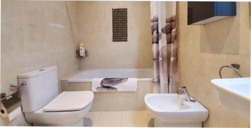 布埃乌Apartamento Exclusivo Bueu Centro, 50M playa的浴室配有卫生间、盥洗盆和浴缸。