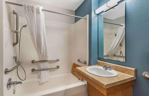 小石城Extended Stay America Select Suites - Little Rock - Southwest的一间带水槽、浴缸和镜子的浴室
