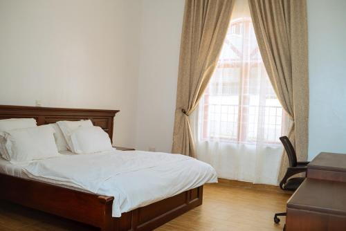 伊巴丹1 Bedroom Bungalow in Alalubosa GRA的一间卧室设有一张床和一个大窗户