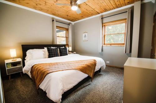 博因城Luxe Stay W/Hot tub!的一间卧室设有一张大床和一个窗户。