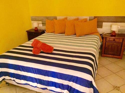 阿里卡Mirador del valle的一间卧室配有一张床,上面有两条毛巾