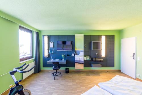 雷姆沙伊德米克雷姆沙伊德酒店的客房设有带一张床和一张书桌的卧室。
