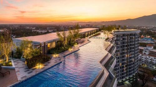 清迈Astra Sky River- Chiang Mai 1的享有带游泳池的建筑的空中景致
