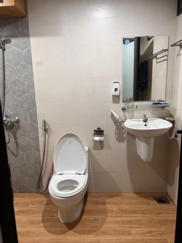 Plei Brel (2)Căn nhà của sự ngọt ngào!的一间带卫生间和水槽的浴室