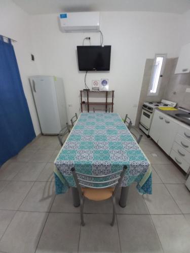 奇莱西托Departamento La Lita的厨房配有桌子和桌布