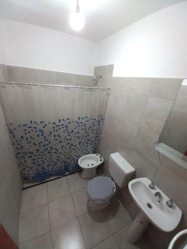 奇莱西托Departamento La Lita的一间带卫生间和水槽的浴室