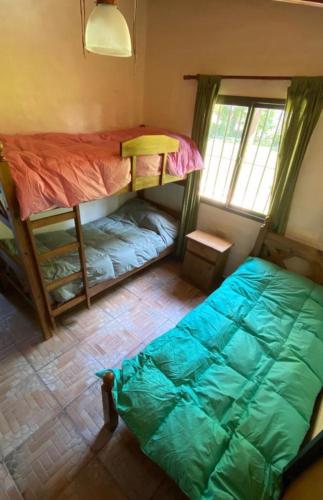 波特雷里约斯El Gringo的带2张双层床和床垫的客房
