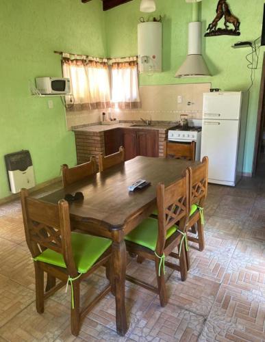 波特雷里约斯El Gringo的厨房配有木桌和椅子