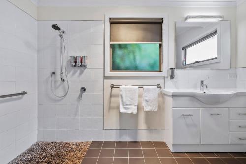 DoverOcean View Cottages in Dover, Far South Tasmania的白色的浴室设有水槽和淋浴。